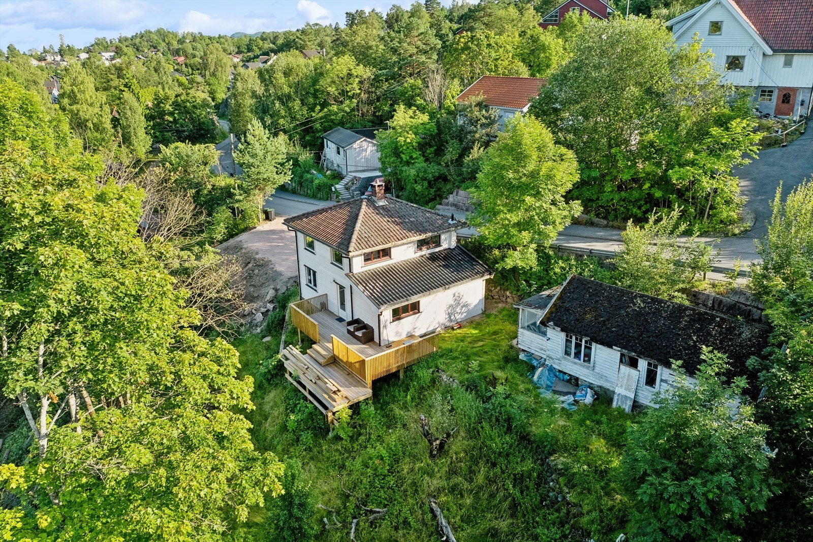 Eiendommen ligger sentralt til med ca. 7 minutters gange til Åros sentrum med bl.a. daglivarebutikk og andre servicetilbud. Galleribilde
