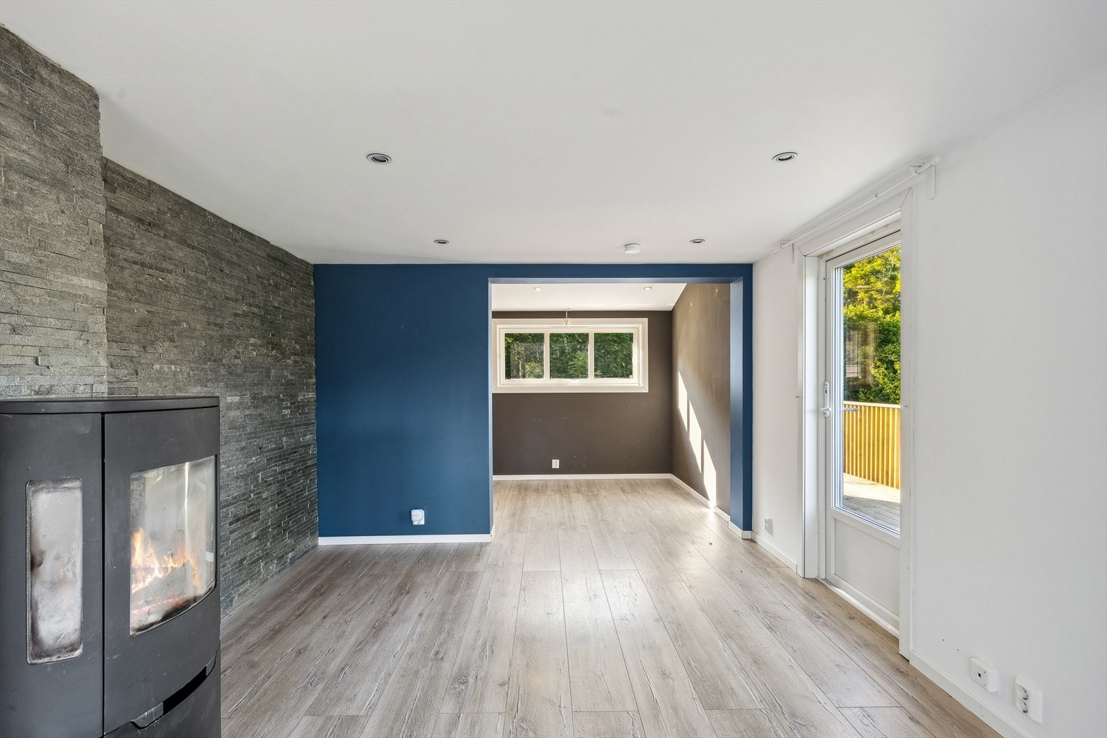 God plass til spisestue til flere gjester. Galleribilde