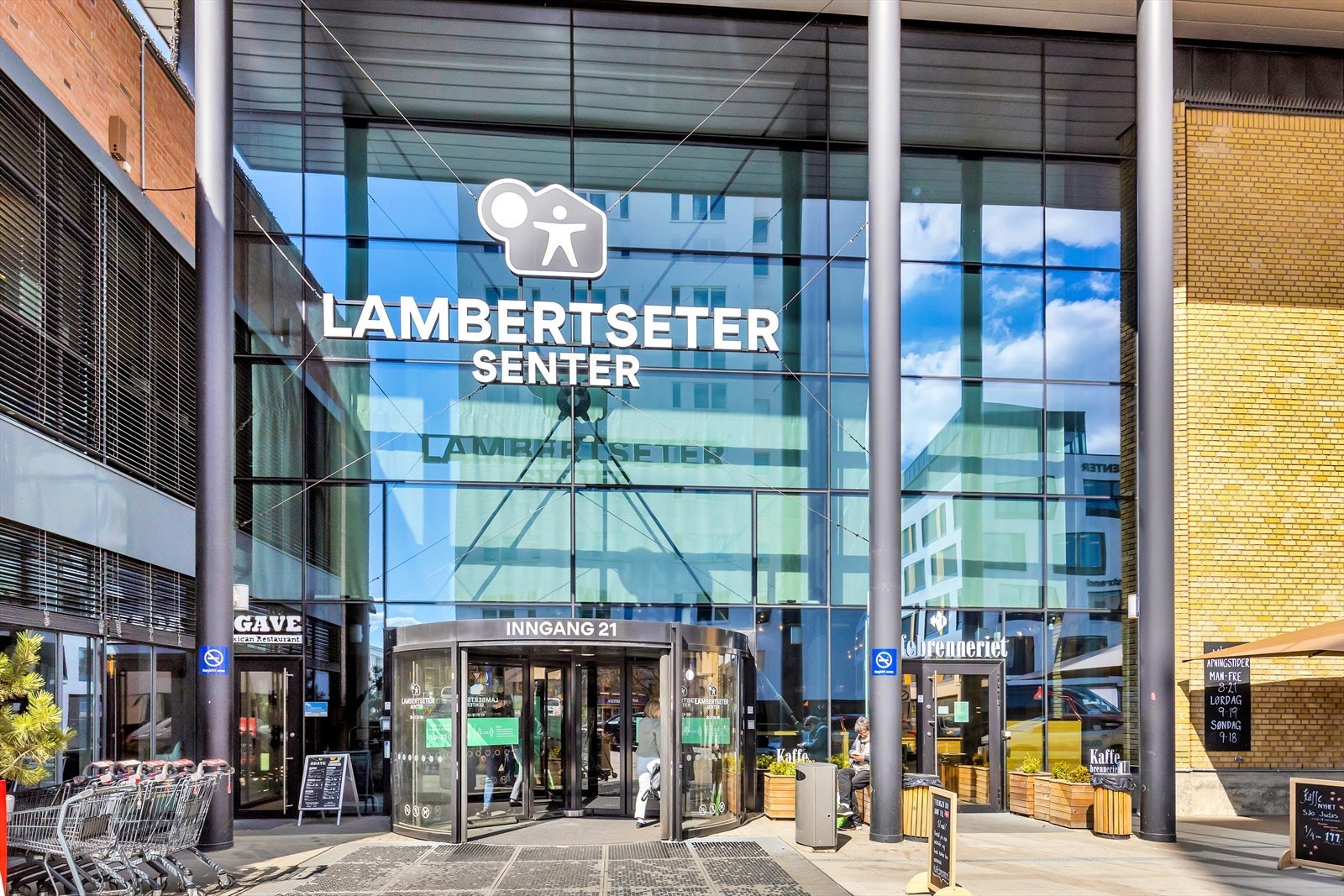 Det er 83 butikker og tjenester i tillegg til bibliotek og Symra kino. Her finner du butikker som Meny, Cortezzi, flere skobutikker, lekebutikker, Jernia med mer. Galleribilde