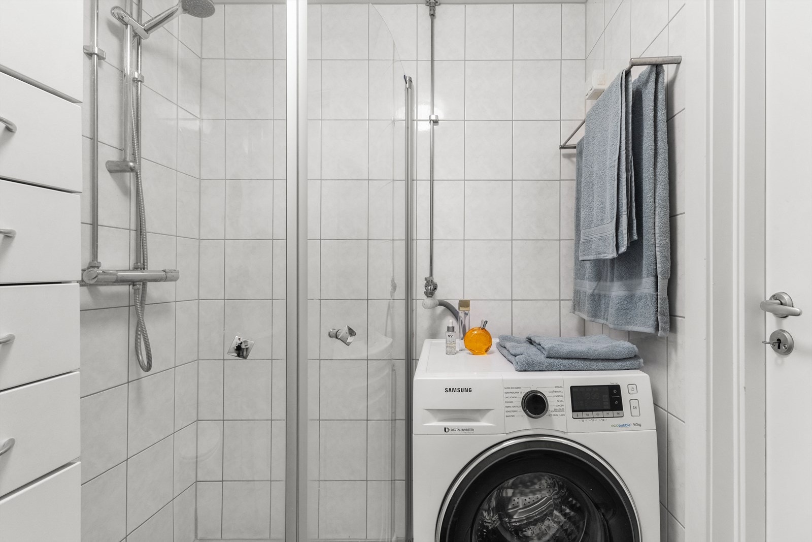 Badet er innredet med vegghengt klosett, servant og dusjhjørne med svingbare dører. Galleribilde
