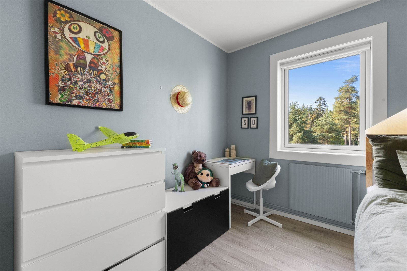 Gulvet er belagt med flott laminat, og overflatene er malt i delikate og moderne fargetoner. Galleribilde