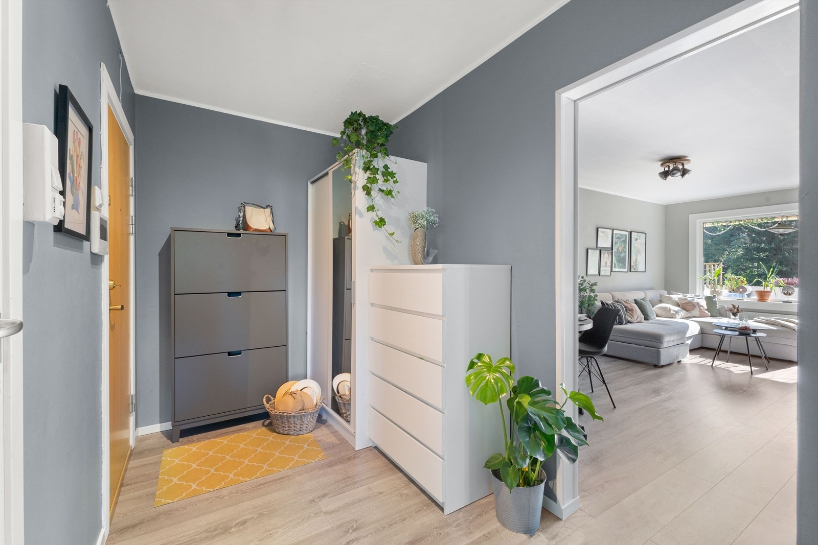 Leiligheten har en innbydende entré som skaper et umiddelbart godt førsteinntrykk. Her kan du enkelt henge i fra deg yttertøy og sko i en praktisk og stor skyvedørsgarderobe. Galleribilde