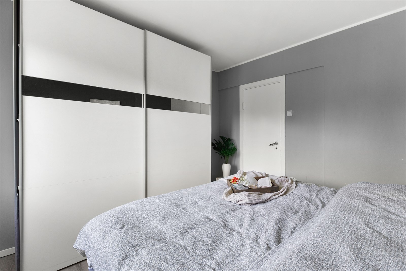 Det er en stor skyvedørsgarderobe på soverommet. Galleribilde