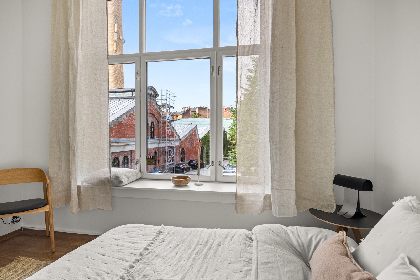 Alle vinduene har 3-lags isolerglass og fine brede vinduskarmer. Galleribilde