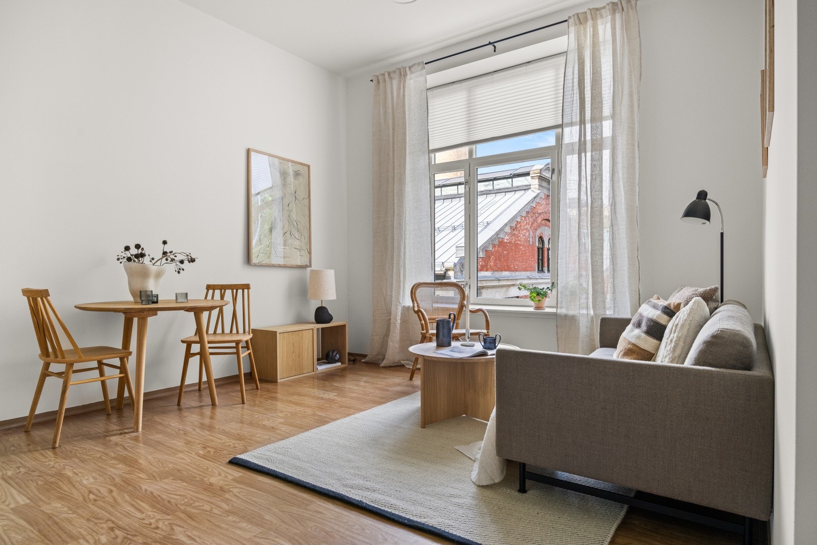 Den store klassiske vindusflaten slipper inn rikelig med naturlig lys. Vinduet har fin bred vinduskarm for planter og dekor, samt innvendig solskjerming. Galleribilde