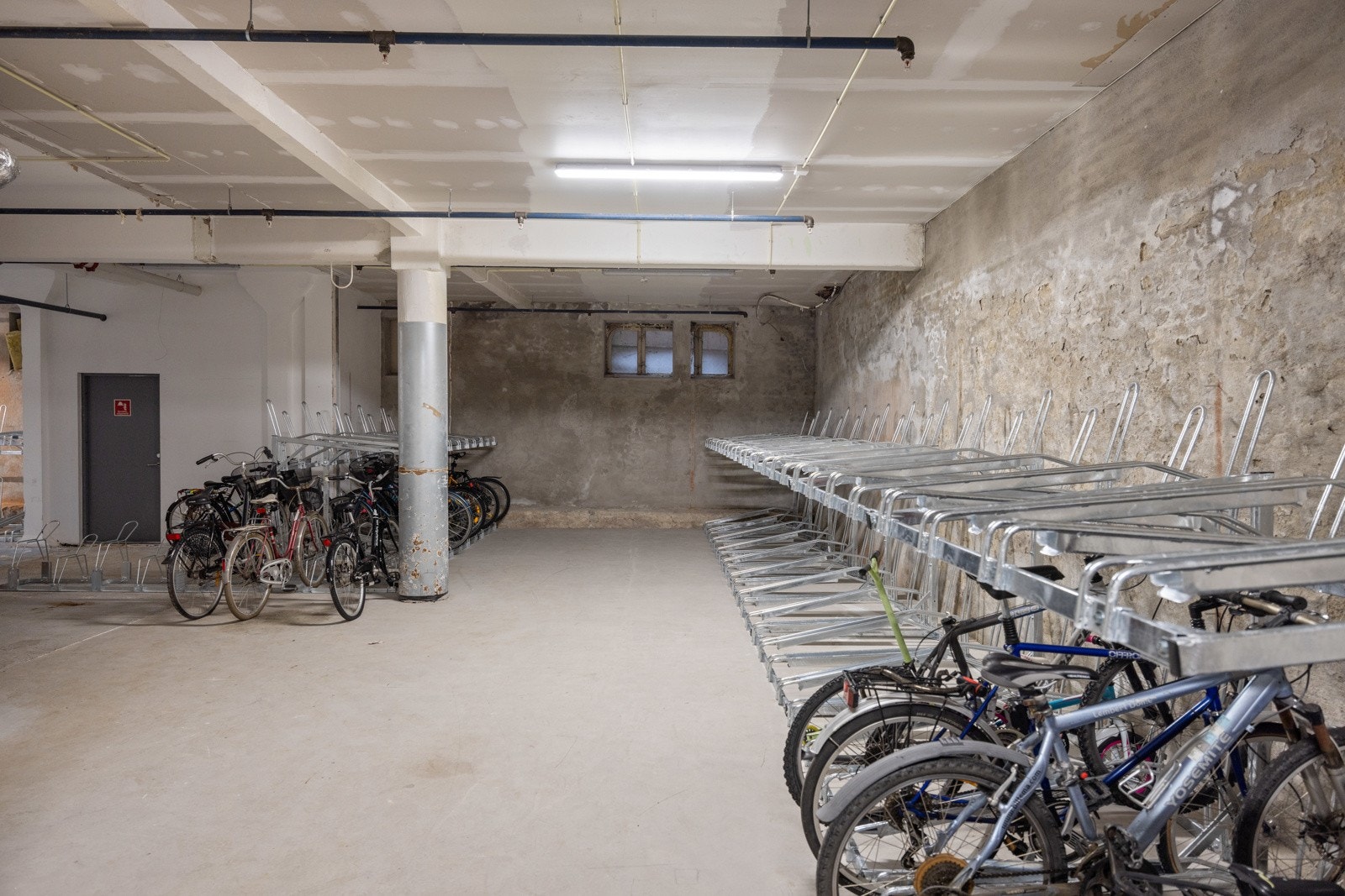 Stort felles sykkelrom på bakkeplan Galleribilde