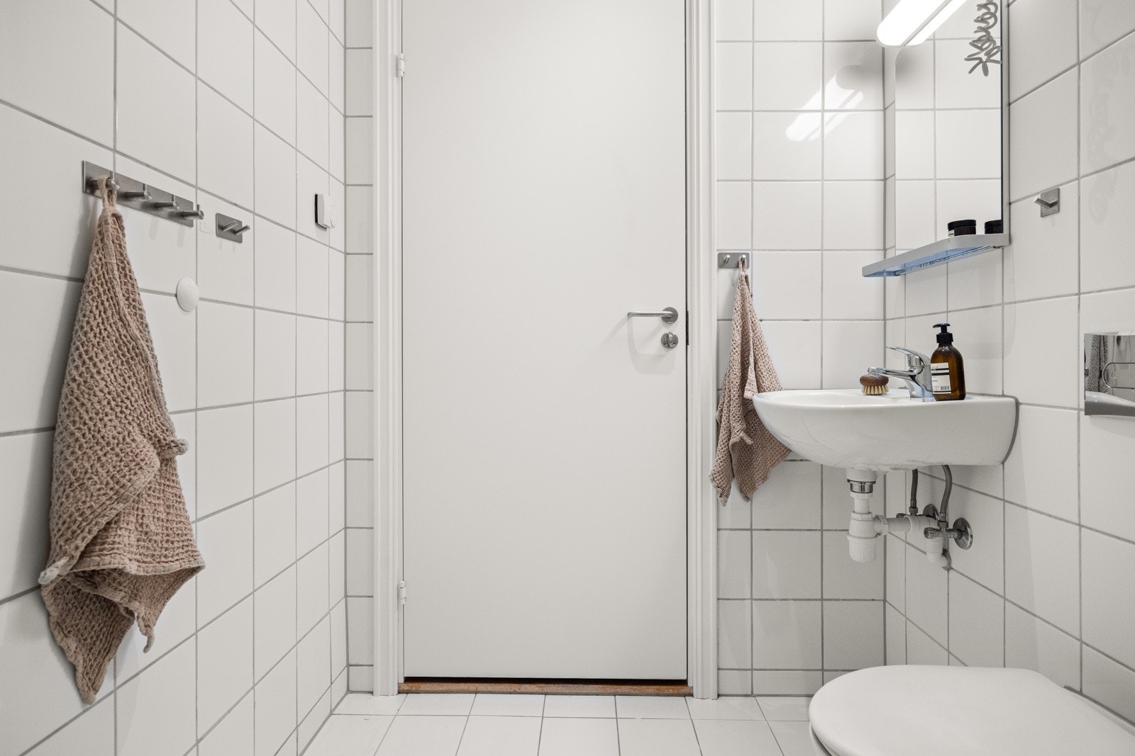 Baderommet har fliser på gulv og vegger, deilig gulvvarme og downlights i himlingen. Galleribilde