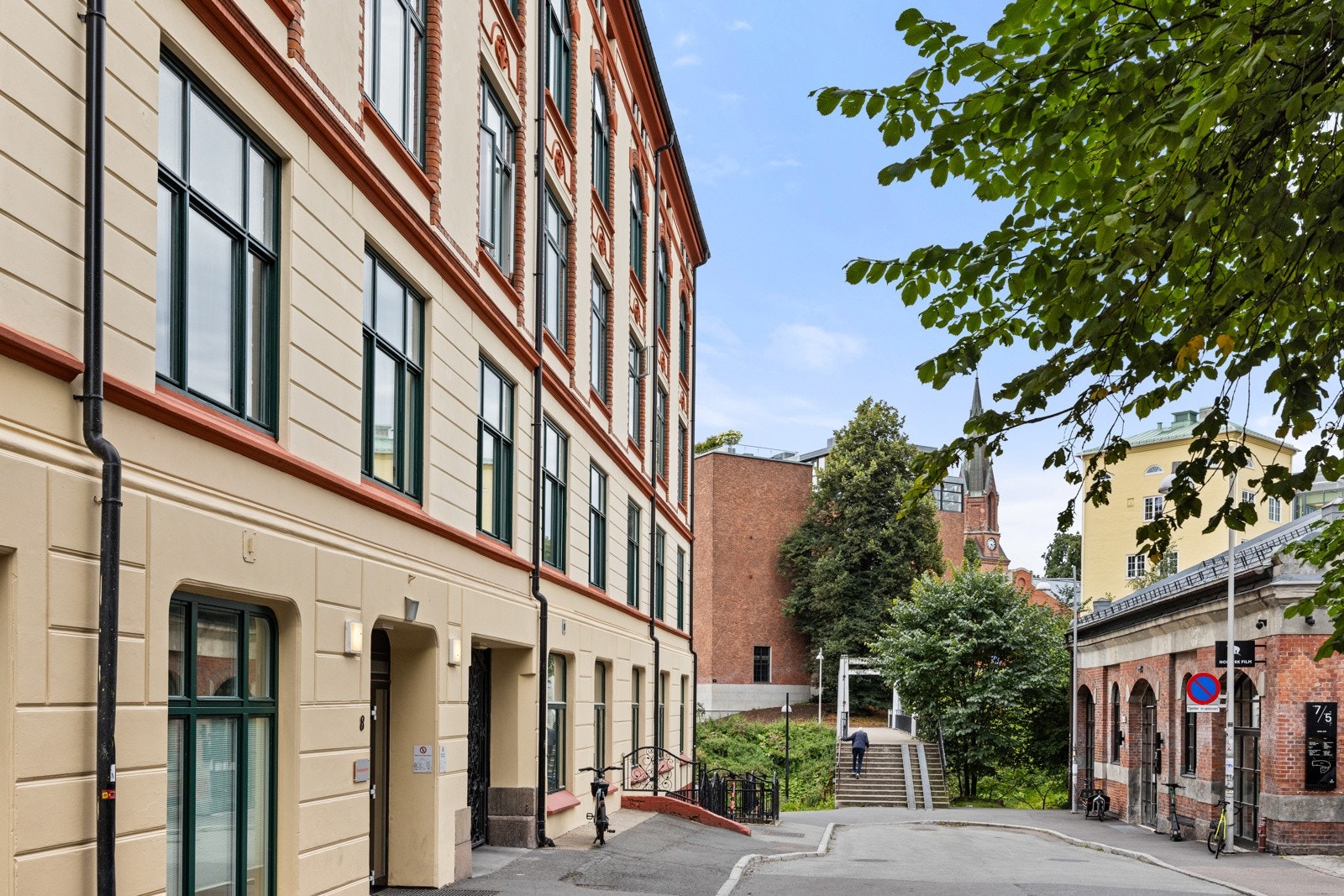 I nabolaget har du både yrende folkeliv og bedagelig hverdagsliv. Galleribilde
