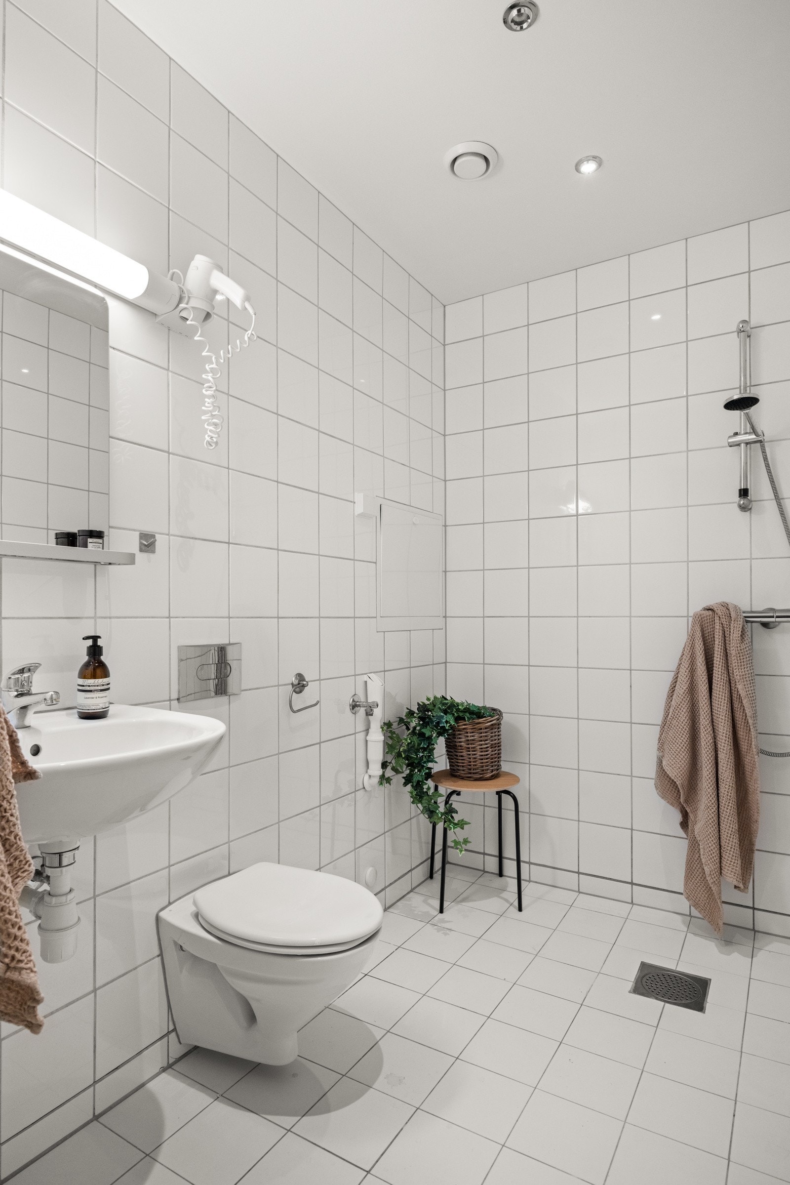 Leiligheten har et lyst flislagt baderom med vannbåren gulvvarme. Galleribilde