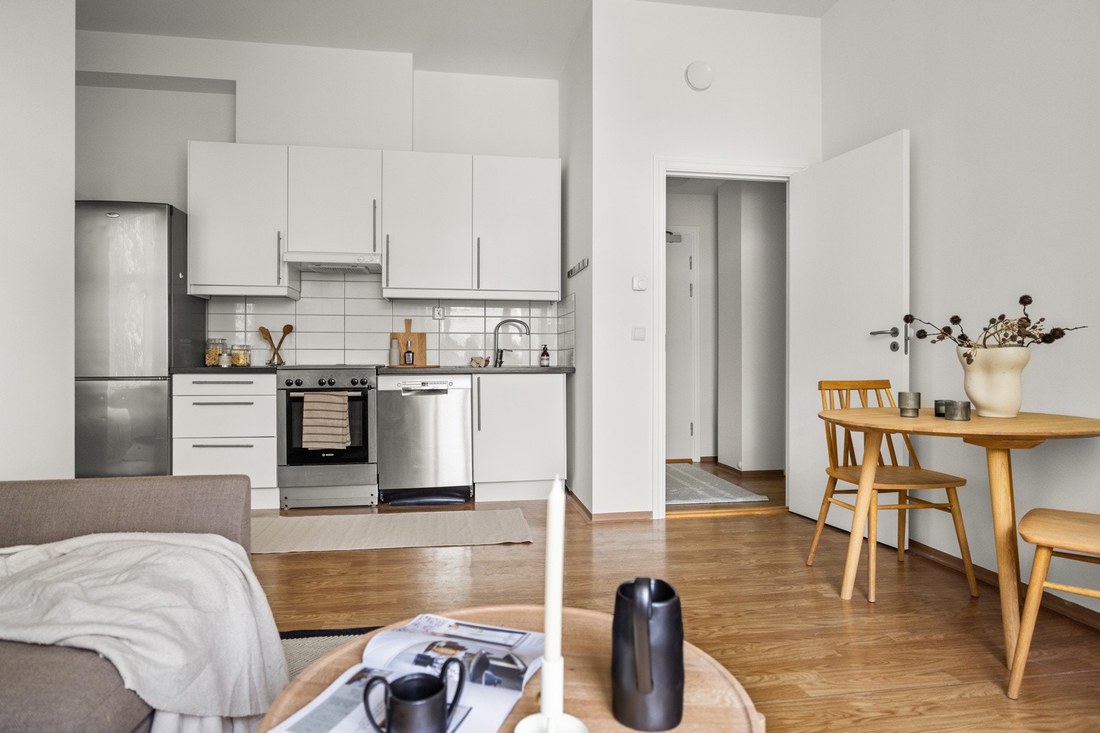 I stuen har du plass til både sofa og spisebord. Galleribilde