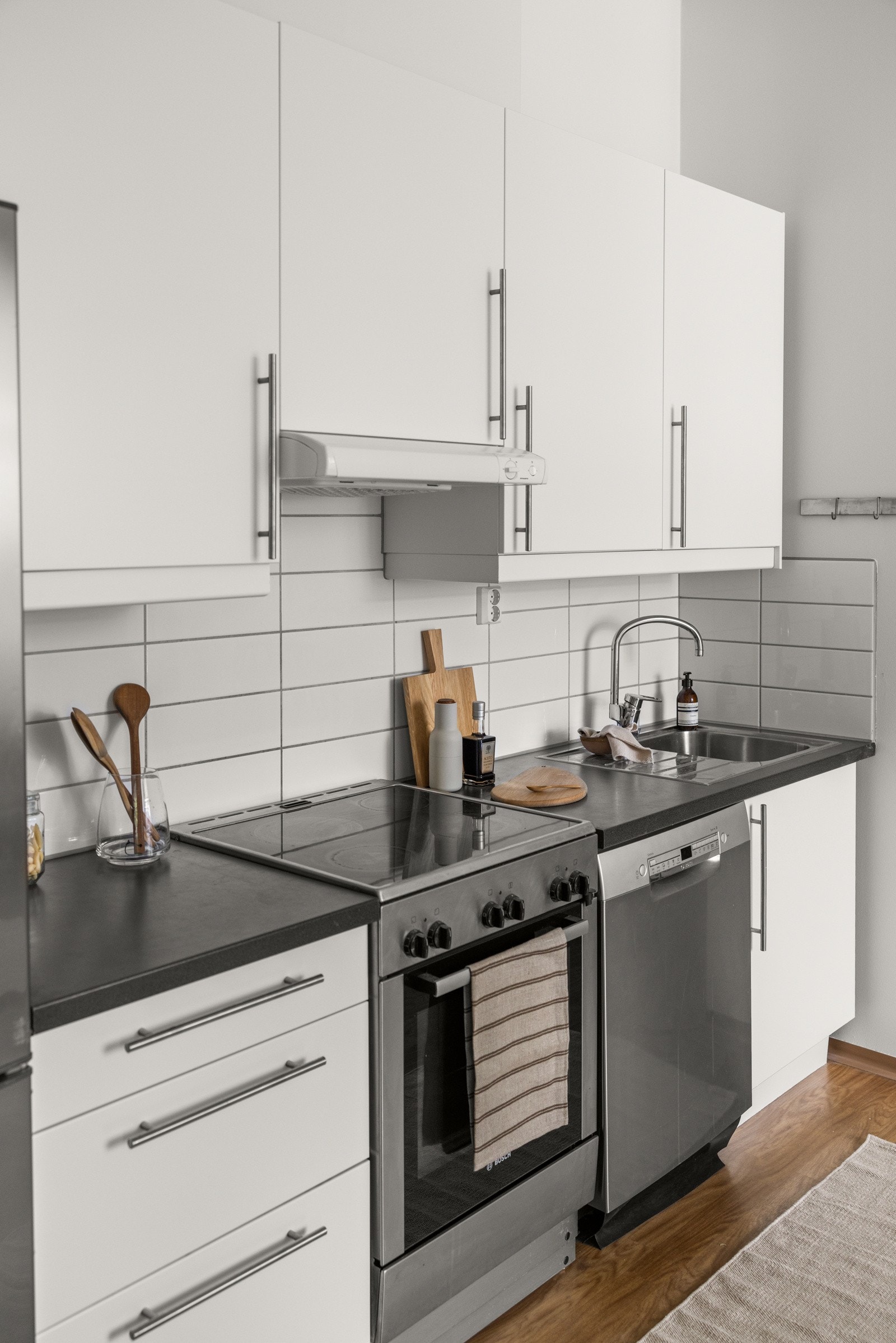 Lys kjøkkeninnredning fra Ikea med glatte fronter og laminert benkeplate med nedfelt oppvaskkum. Galleribilde