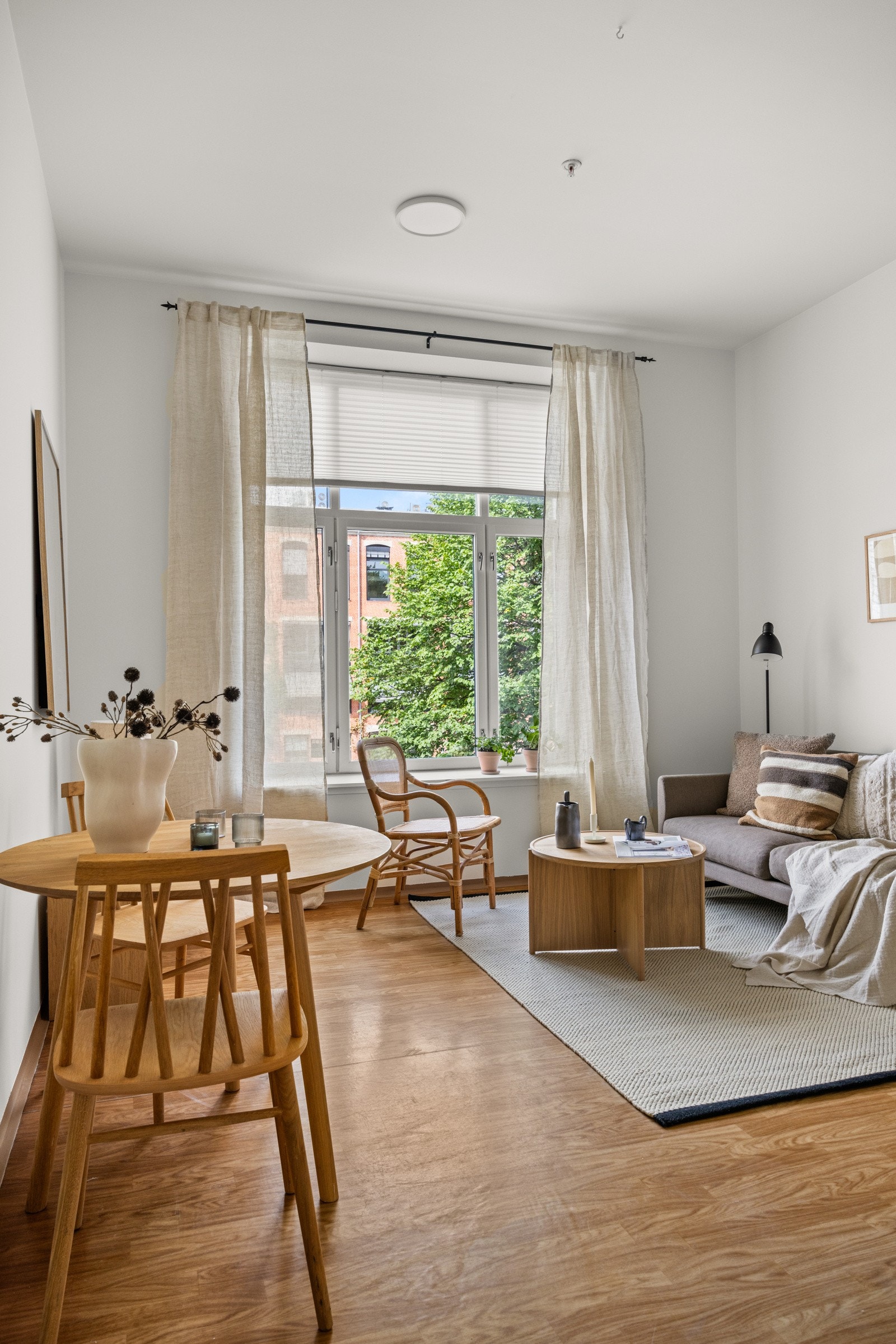 Lysinnslippet sammen med den gode takhøyden bidrar til en god og luftig romfølelse. Galleribilde
