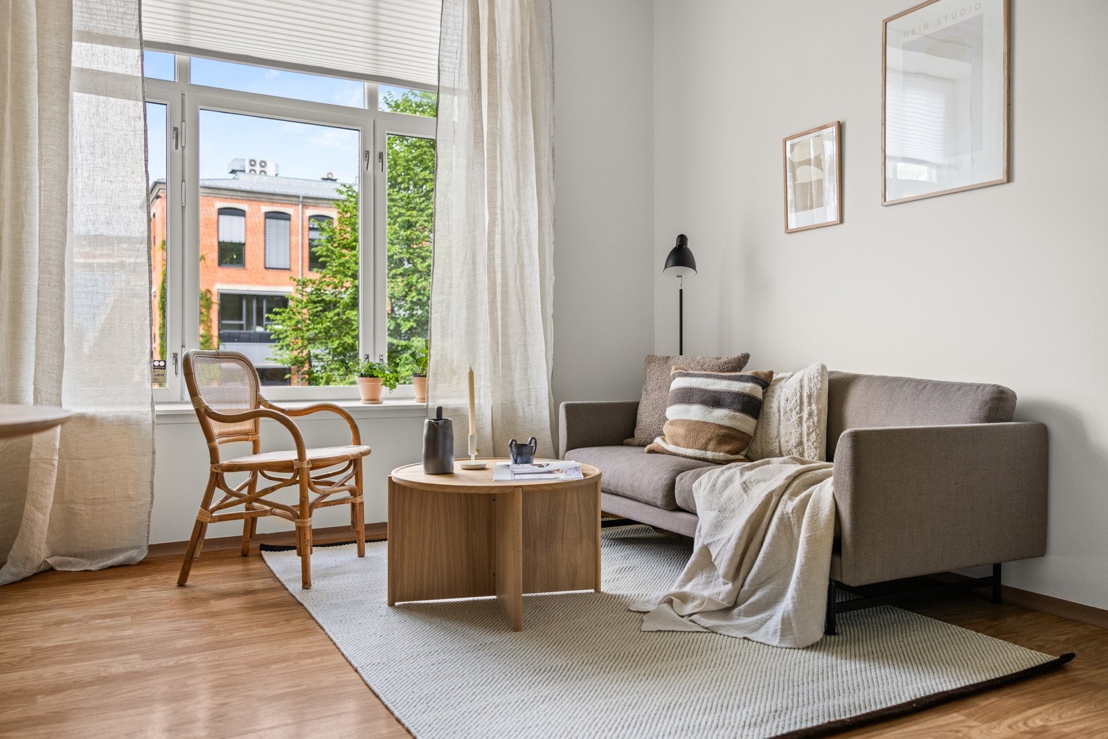 Stuen har belegg på gulv med vannbåren gulvvarme og lysmalte overflater. Galleribilde