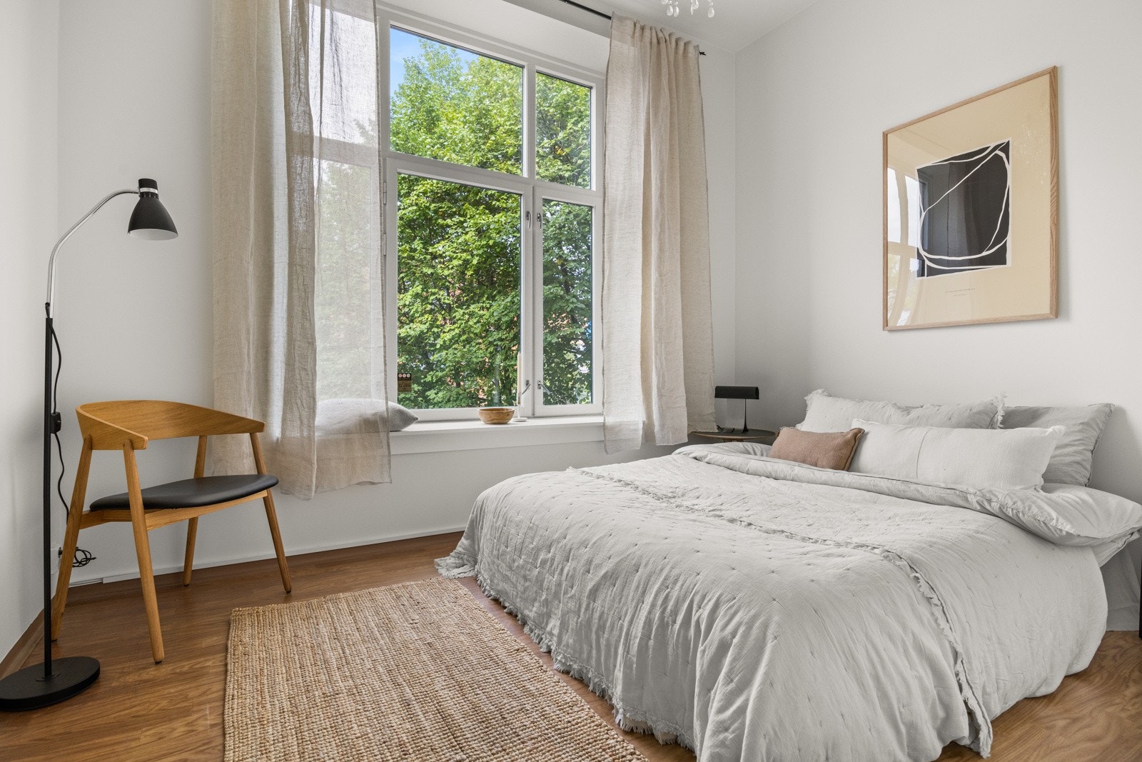 Leiligheten har et lyst og luftig soverom med belegg på gulv, vannbåren gulvvarme og lysmalte overflater. Galleribilde