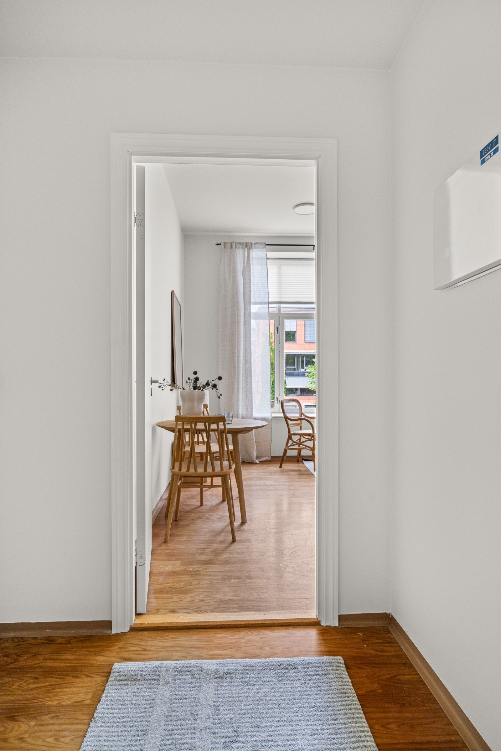 Entréen har belegg på gulv med vannbåren gulvvarme og lysmalte overflater. Galleribilde