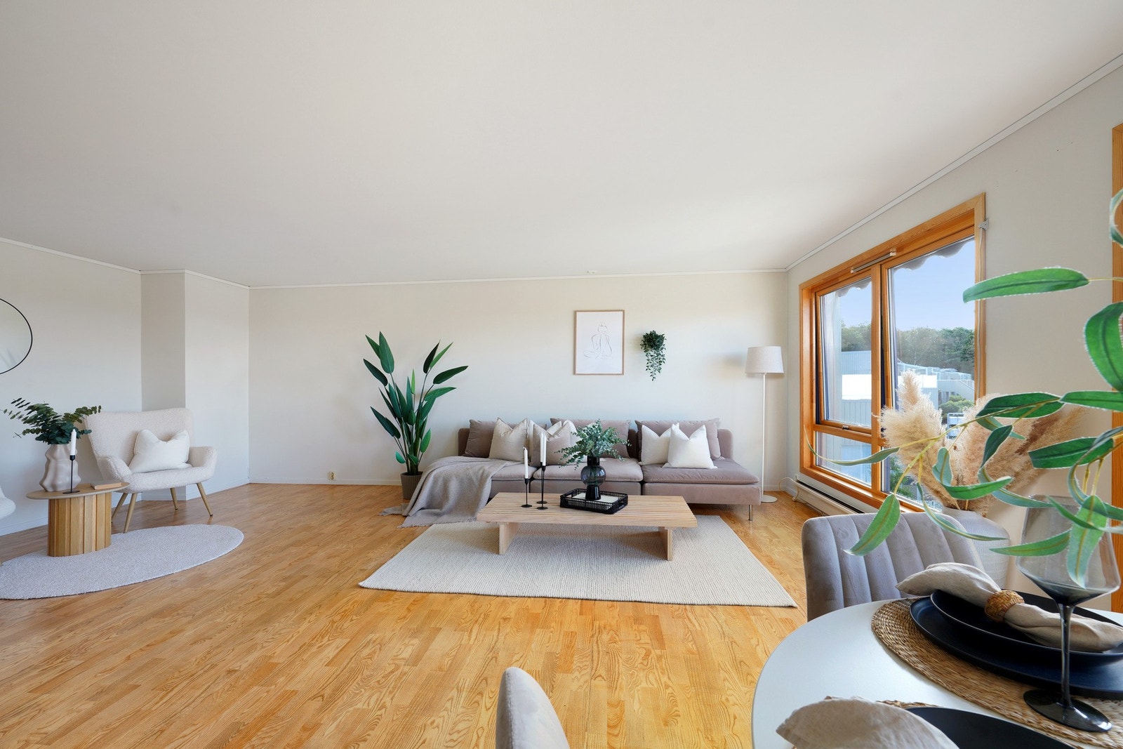 God plass til både spisebord og sofagruppe Galleribilde