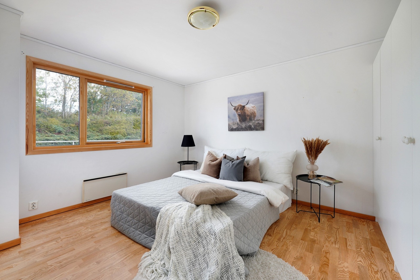 Soverom 1 med god plass til dobbeltseng. Garderobeskap medfølger Galleribilde