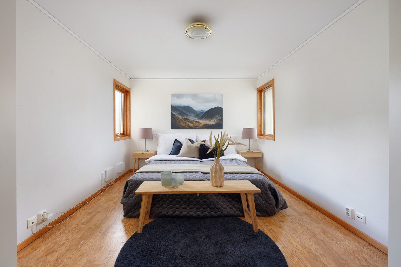 Soverom 2 har også god plass til dobbeltseng (dette er rommet som er vegg i vegg med stuen) Galleribilde