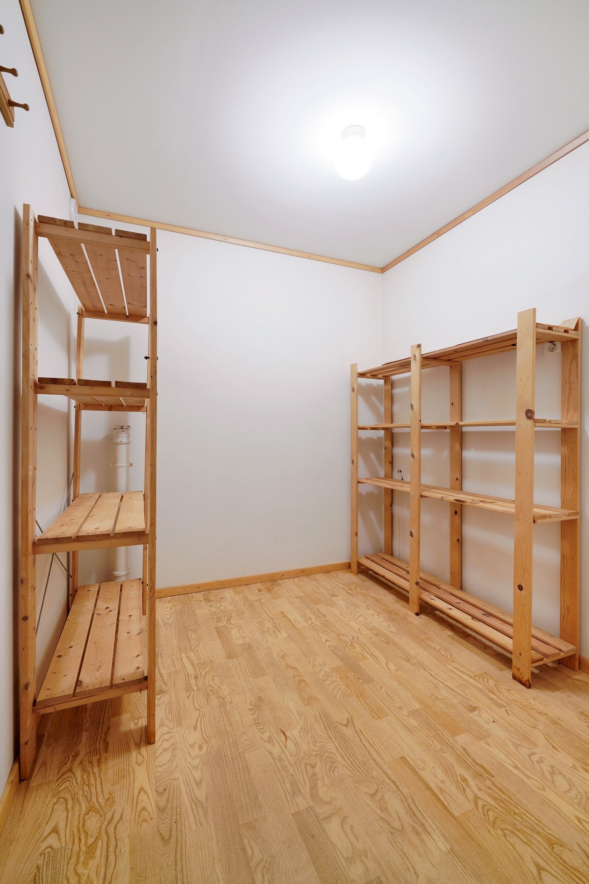 Stor innvendig bod i tillegg til en ekstern bod ved parkeringsplassen Galleribilde