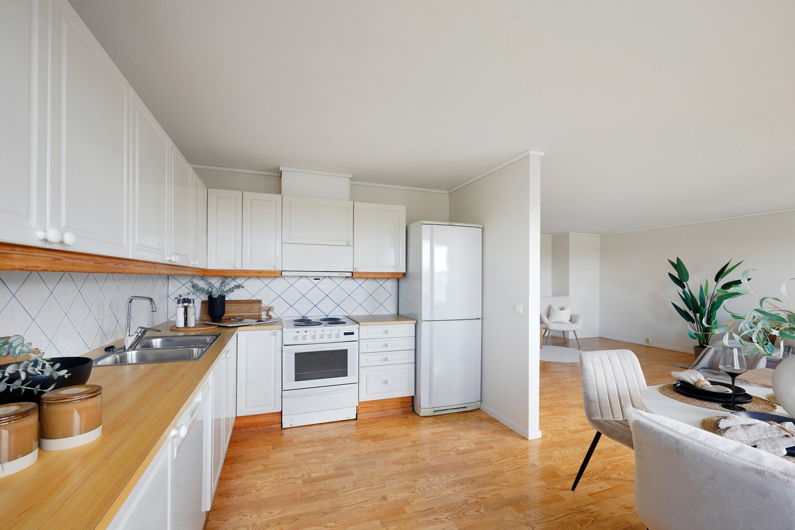 Kjøkkenet ligger i delvis åpen løsning inn mot stuen Galleribilde