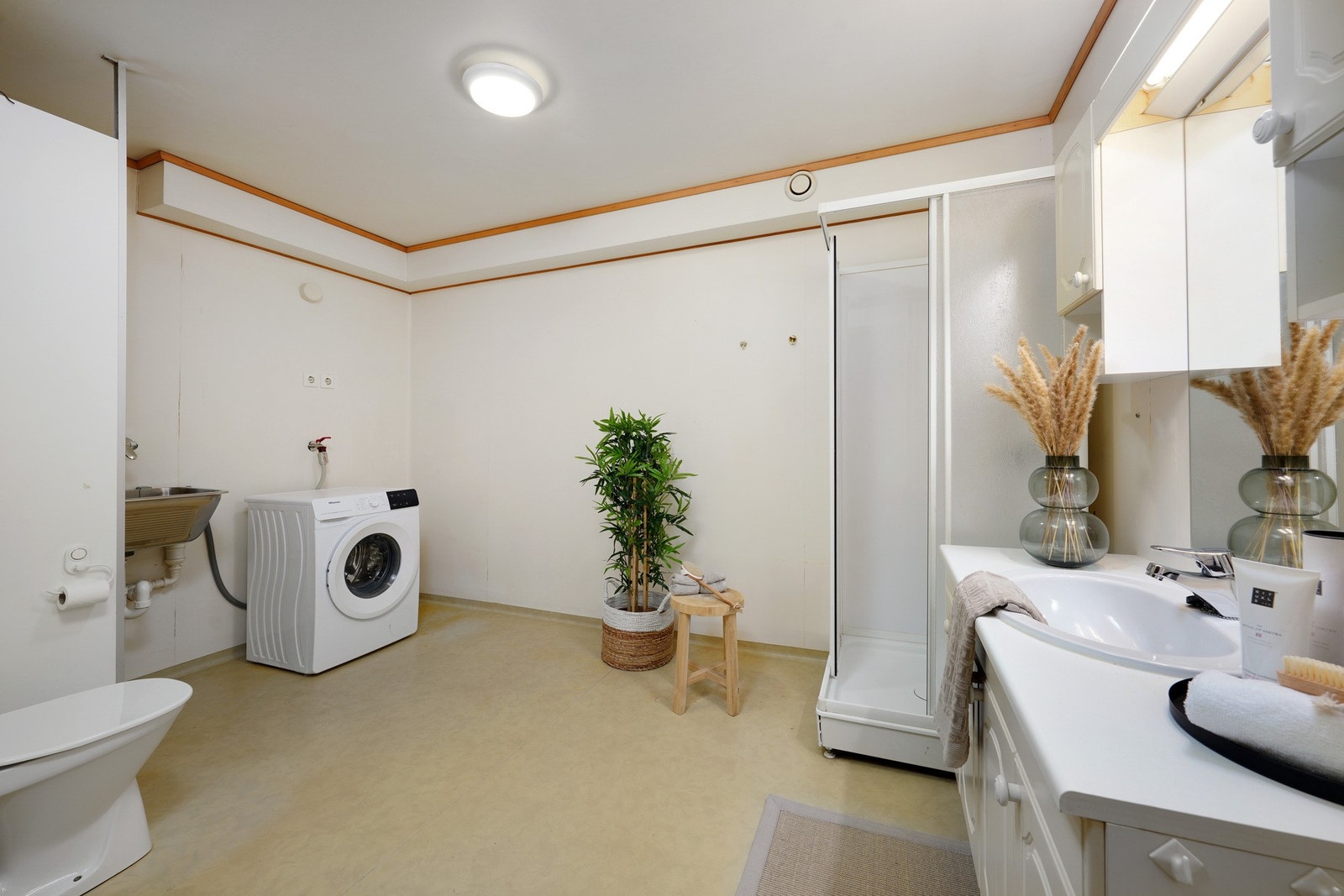 Funksjonelt og romslig bad/vaskerom Galleribilde