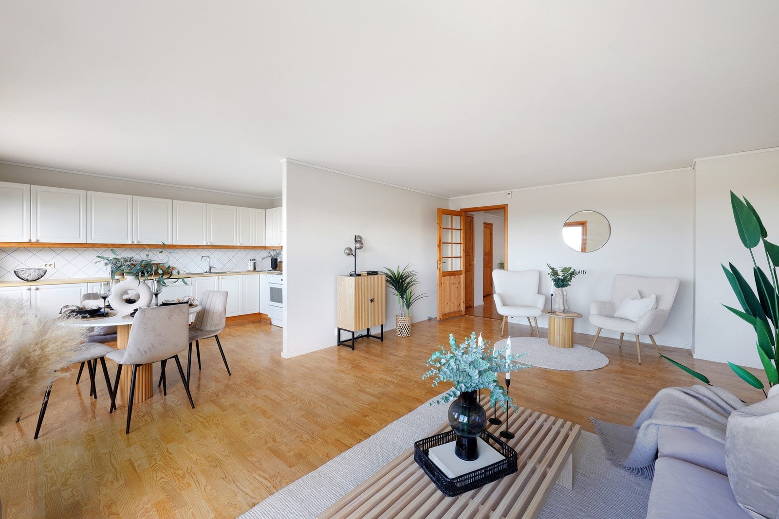 Vegg i vegg med stuen er ett av tre soverom, så her kan man rive ned veggen og få enda større stue om man heller ønsker det Galleribilde