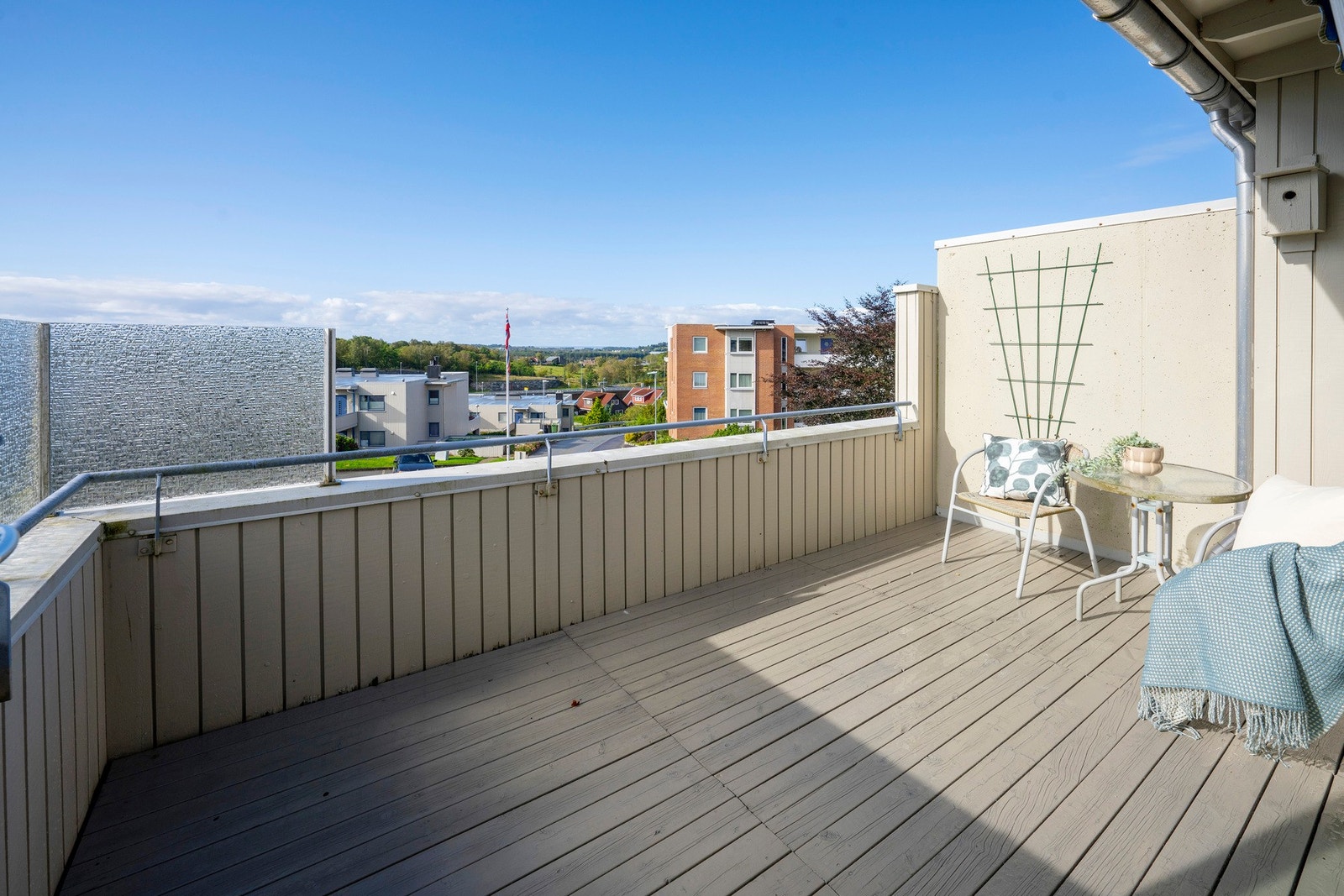Luftig, langstrakt og fin utsikt fra balkongen. Her har man solen fra tidlig formiddag til den går ned om sommeren. Galleribilde
