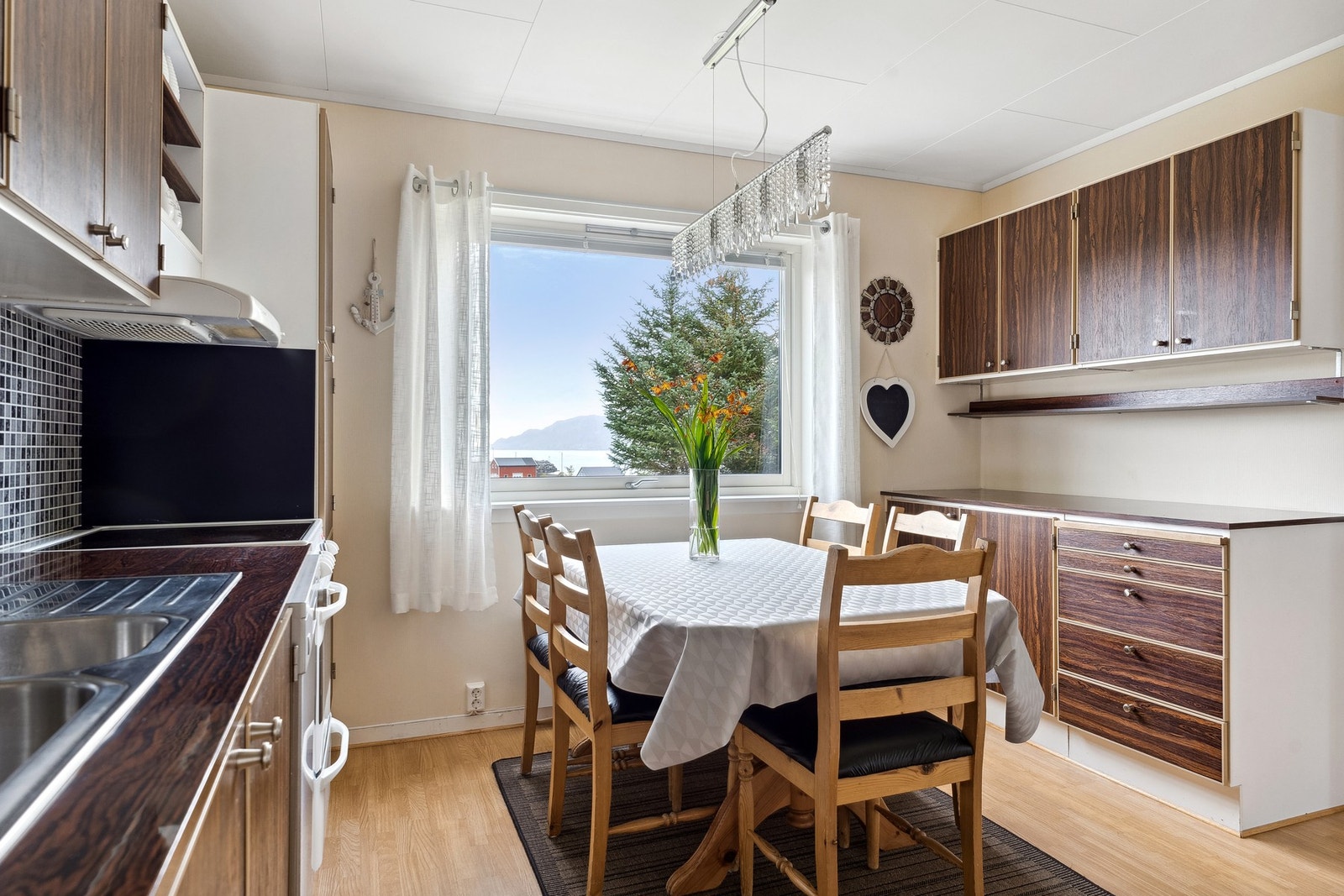 Kjøkken med flott utsikt. Galleribilde