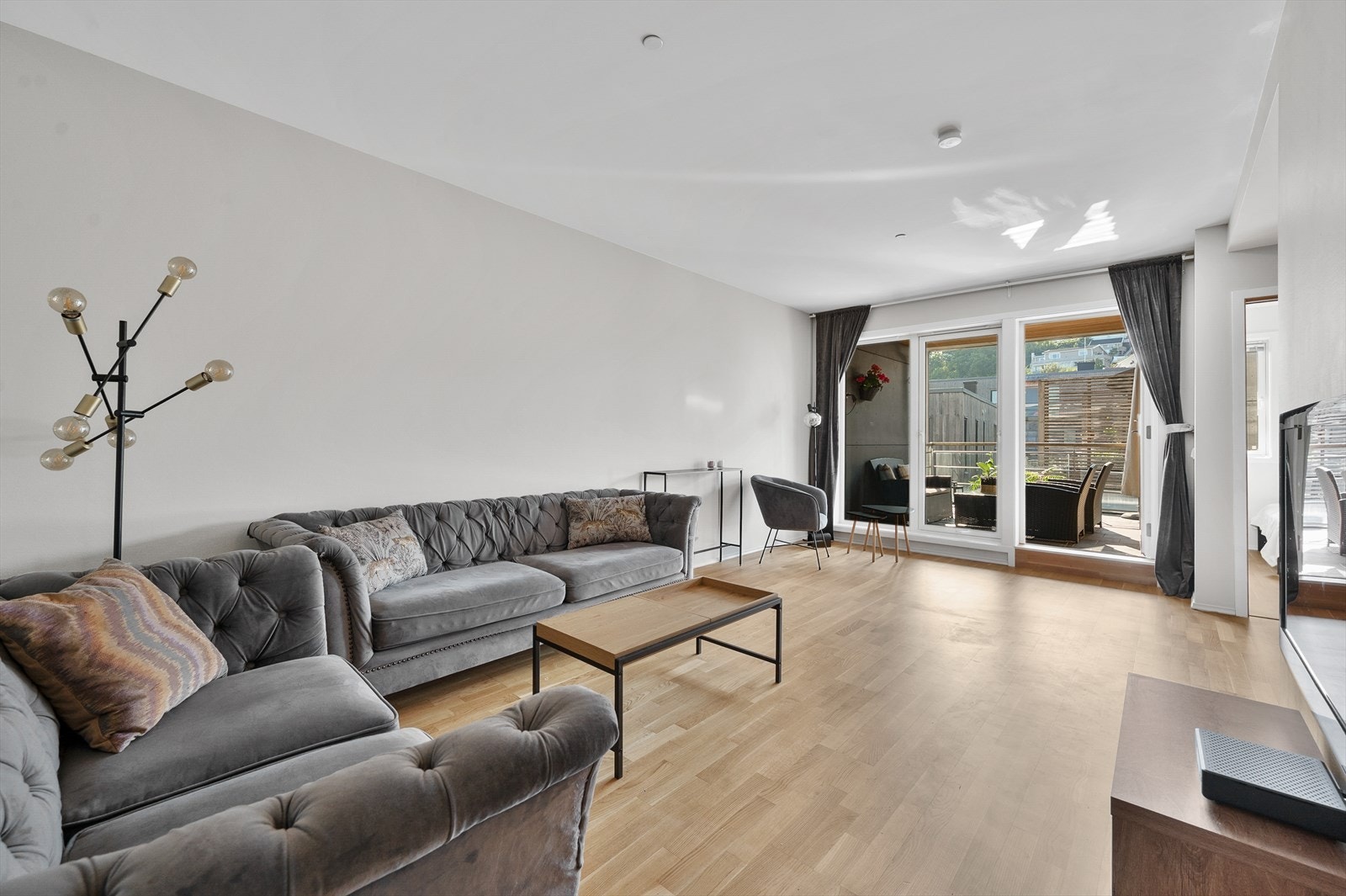 Lys og lettstelt, funksjonell og arealeffektiv leilighet med alt på en flate, heis og adkomst direkte fra hovednivå. Galleribilde