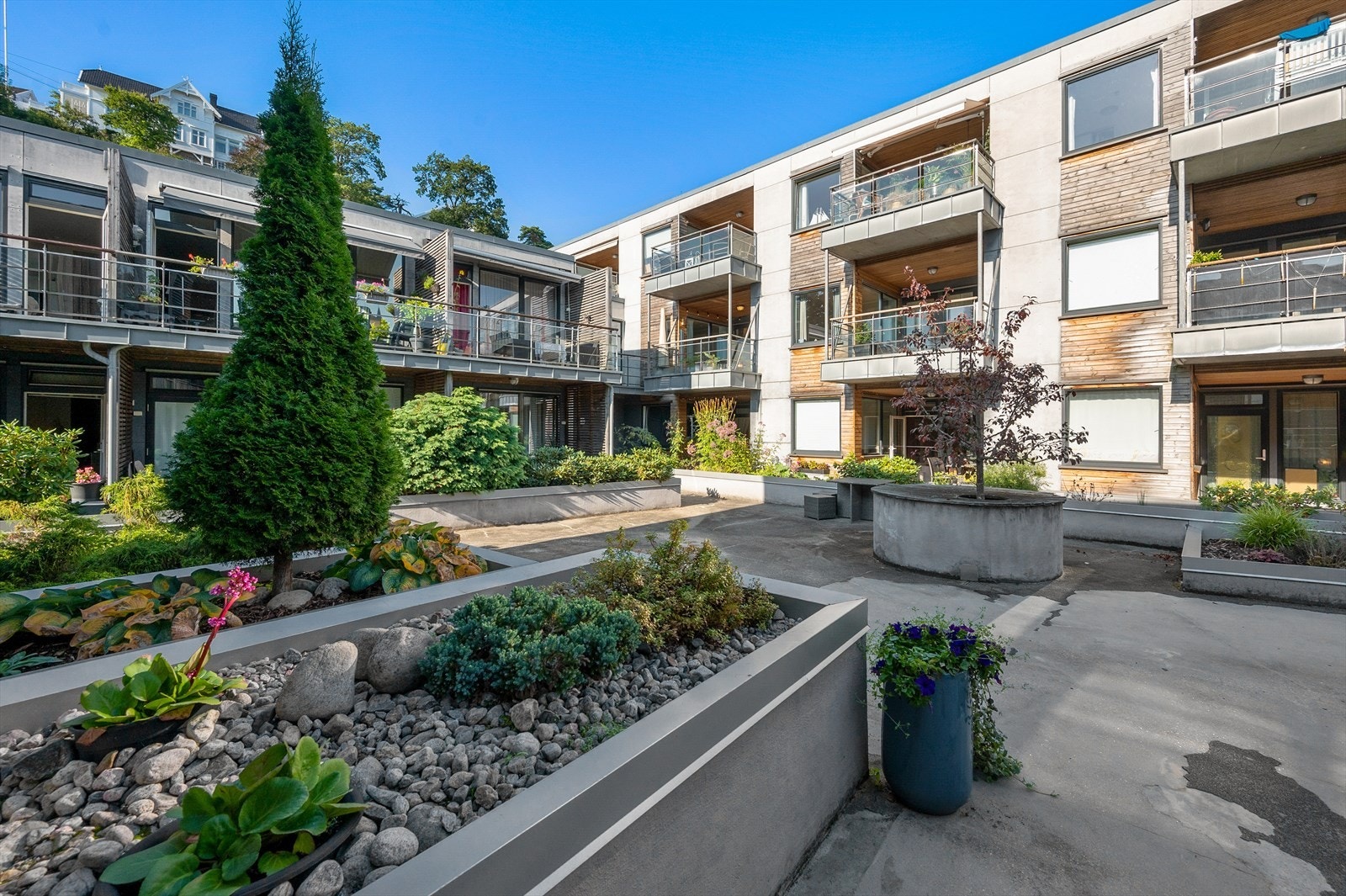 Balkong og uteplass mot rolig, skjermet tun. Galleribilde