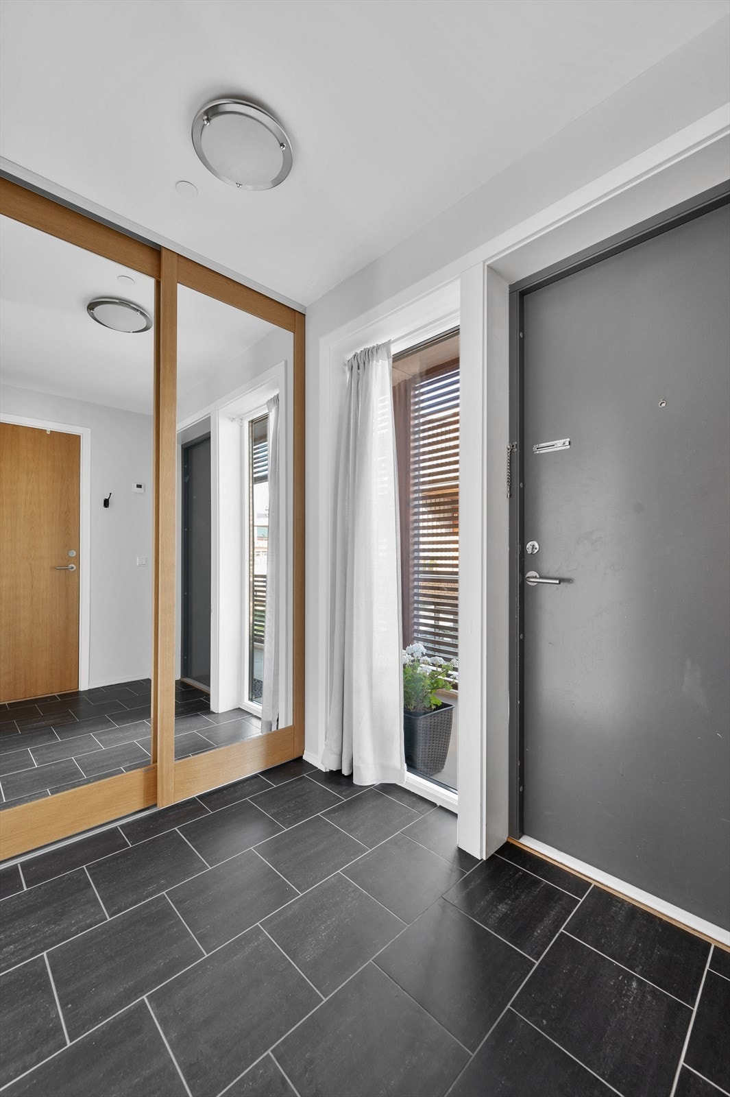 Inngangsparti med garderobe Galleribilde