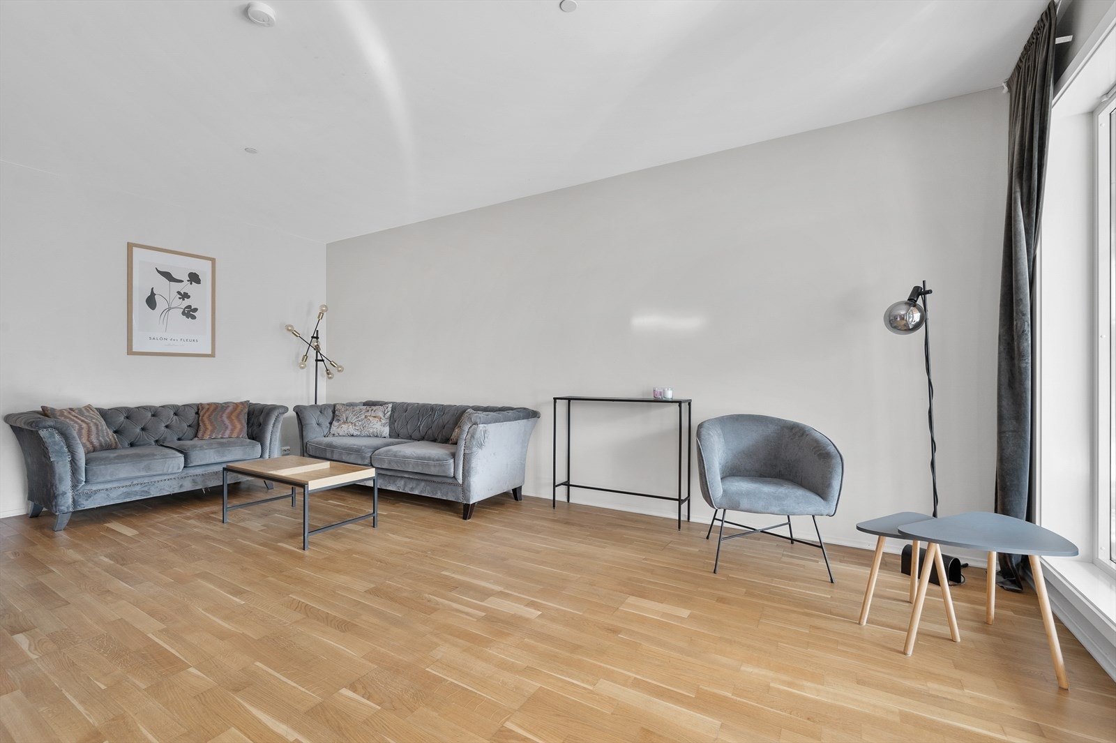 Leiligheten har god takhøyde, uten taklister. Det er eikeparkett i på gulv i stue, kjøkken og soverom. Galleribilde