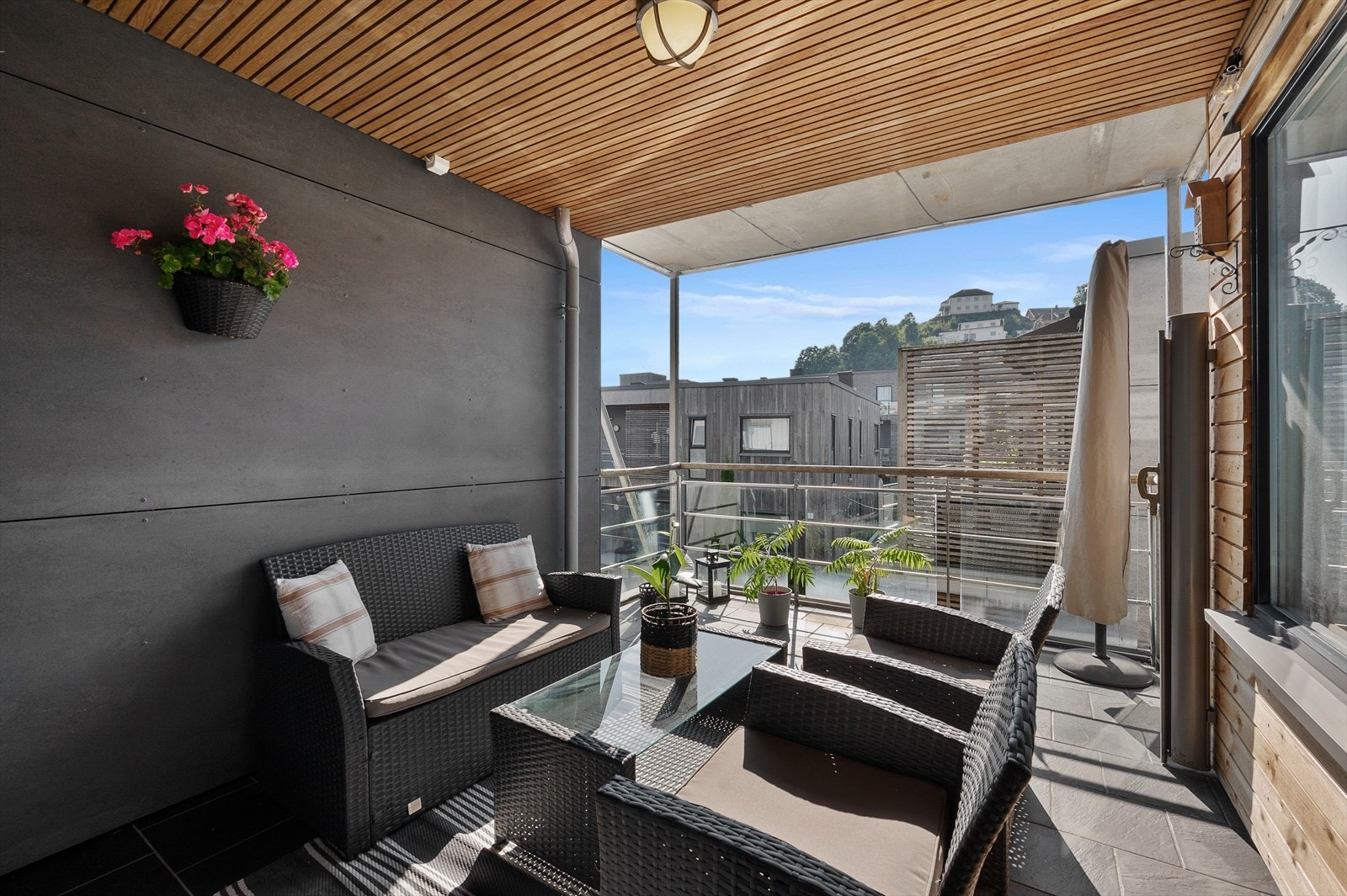 Romslig vestvendt balkong med gode solforhold og fint utsyn over fellesområdet. Galleribilde