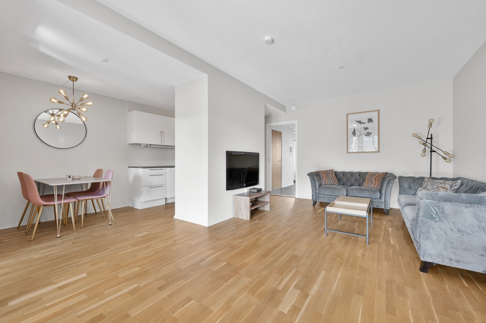 Stue og kjøkkenløsning dels åpen løsning og praktisk romdeler med tv-vegg mot kjøkken, som skjermer kjøkkenet fra stuen. Galleribilde