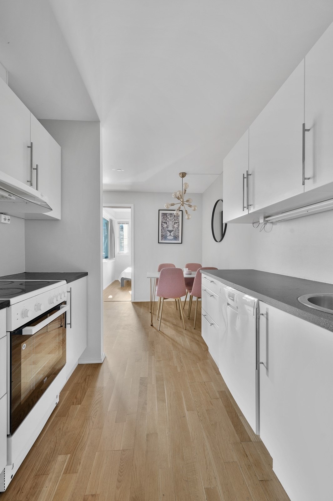 Lys, trivelig, praktisk og lettstelt leilighet. Galleribilde