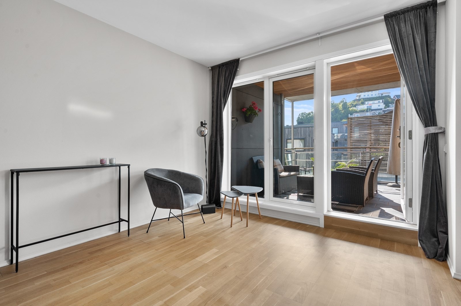 Stuen har utgang til romslig vestvendt balkong med gode solforhold og fint utsyn over fellesområdet. Galleribilde