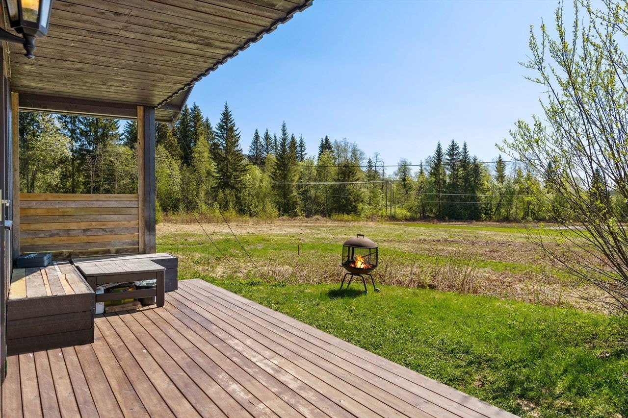 Deilig med solfylt terrasse med levegg. Her kan du nyte fine utestunder i sola Galleribilde