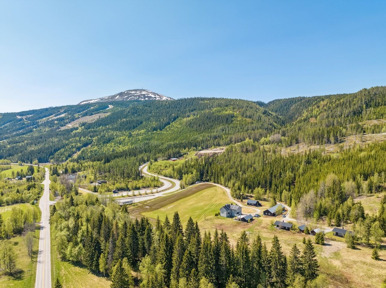 Naturskjønne omgivelser med skog og fjell, kun 5 km fra sentrum Galleribilde