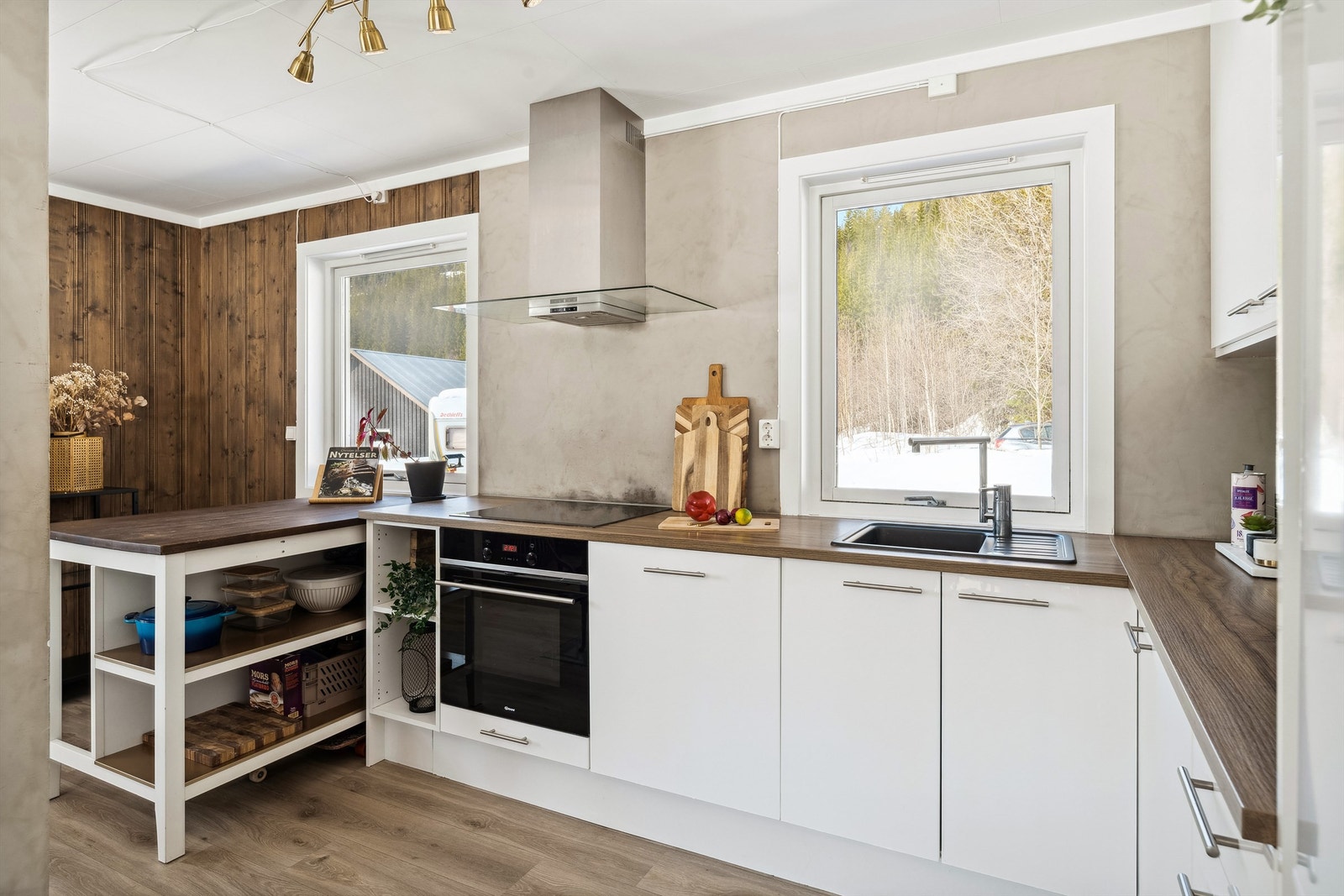 Avtrekksvifte i blankt stål. Stålkum med ett-greps kran og svart kum. Praktisk benkeplate i laminat. Galleribilde