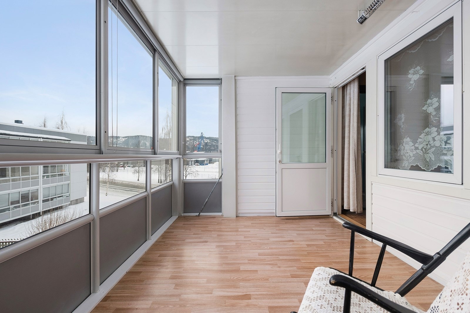 I taket er det montert infravarme i himling. Det er skyveglass som enkelt kan åpnes for lufting. Galleribilde