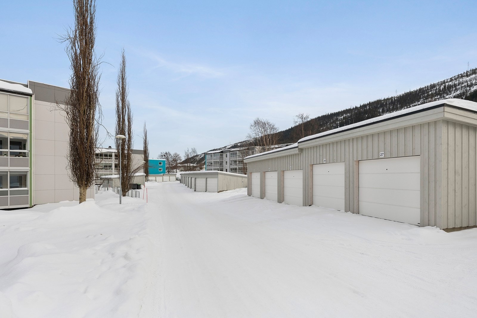 Borettslaget leier ut en del garasjer og uttak for motorvarmere etter ventelisteansiennitet. Galleribilde