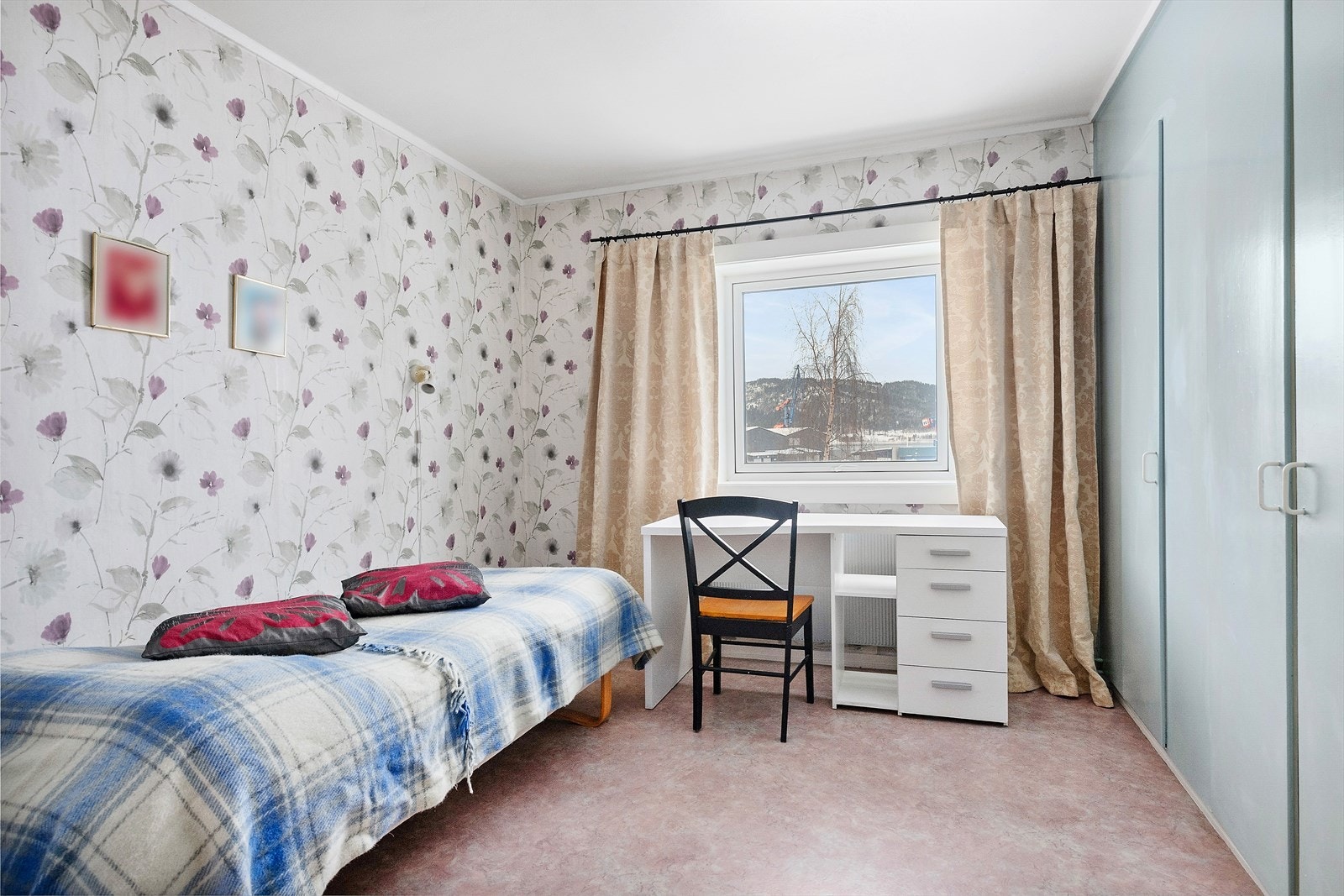 I leiligheten er det 2 soverom. På dette soverommet er det plassbygde garderobeskap. Galleribilde