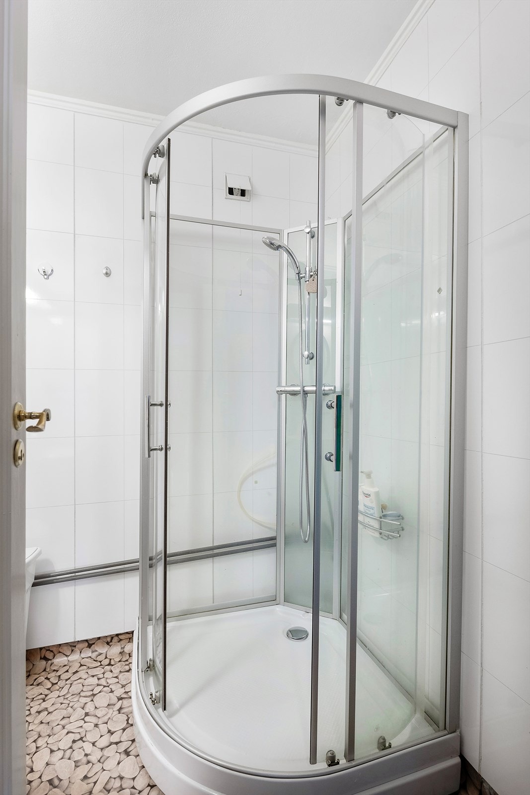 I følge eier er rommet renovert i 2013. Toalettrommet er separat fra badet. Galleribilde