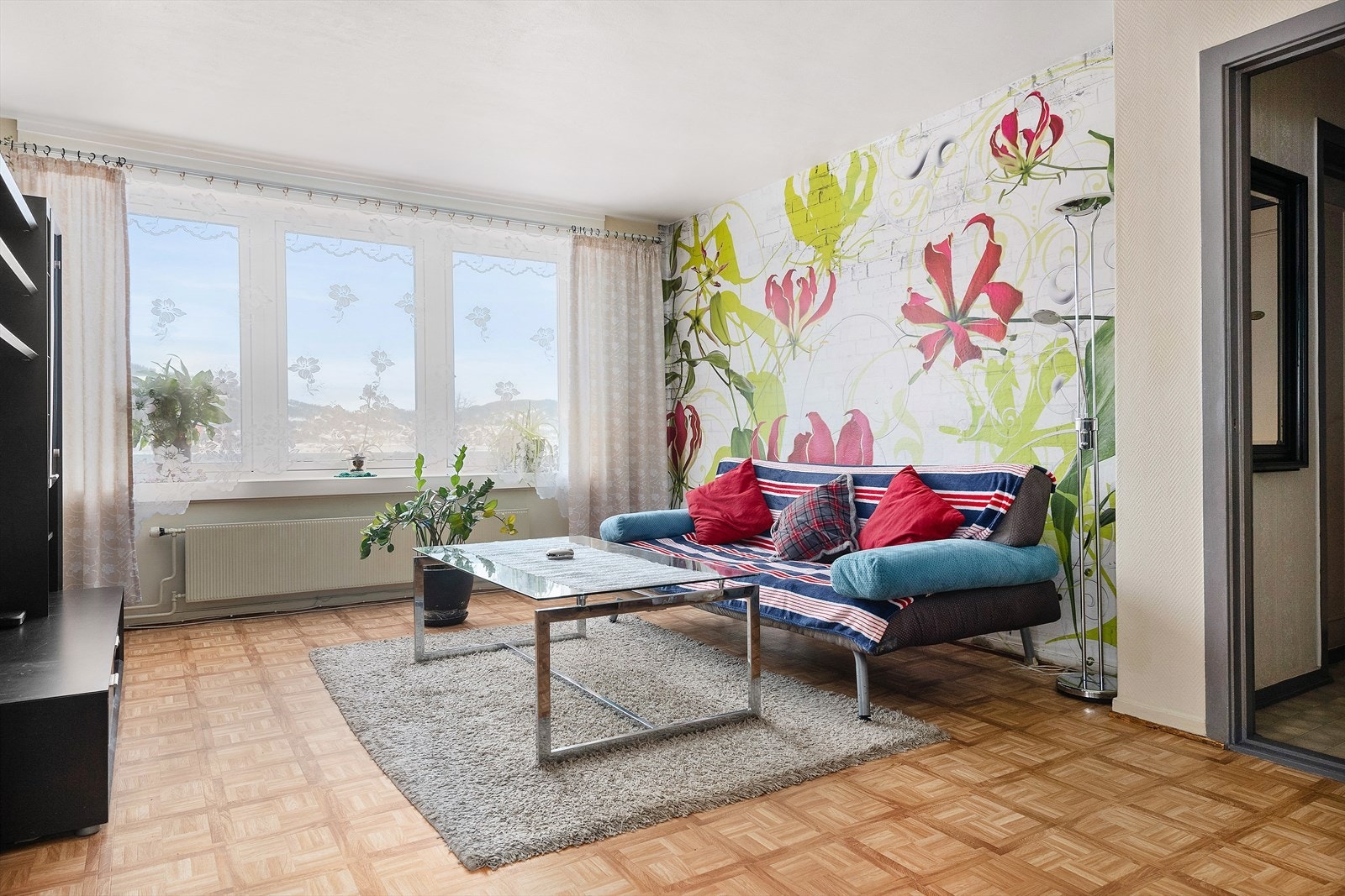 Leiligheten inneholder gang, bad, 2 soverom, toalettrom, kjøkken og stue med utgang til innglasset balkong. Det følger også med 2 boder i kjelleren. Galleribilde