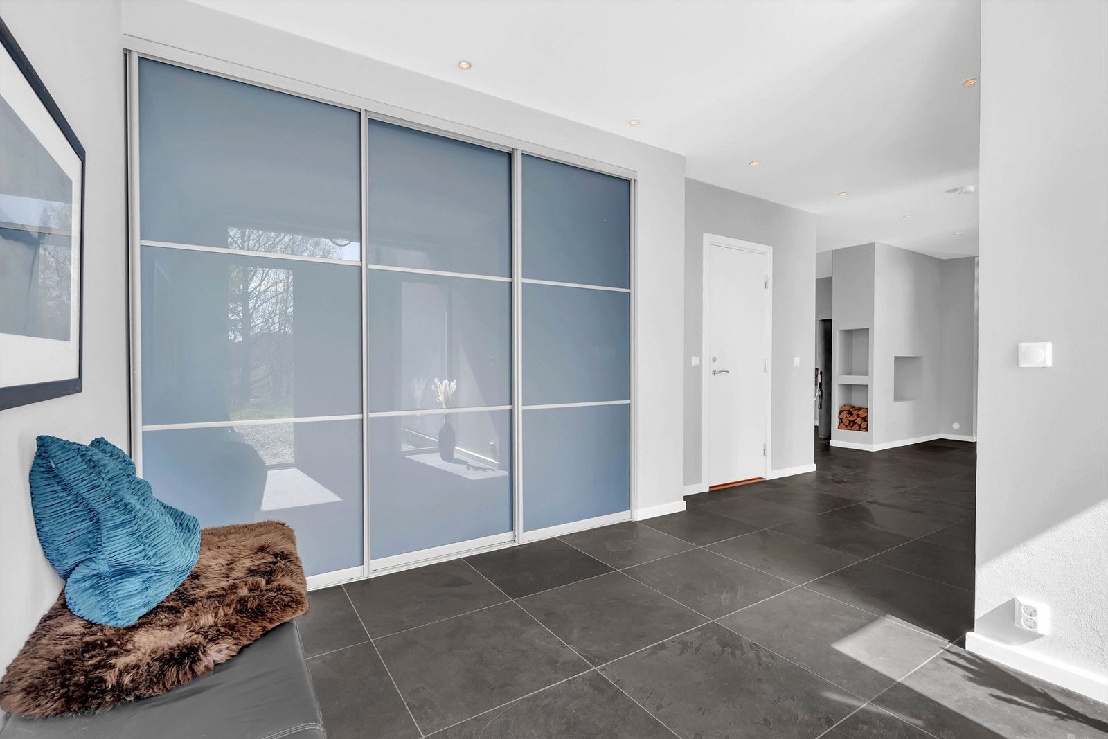 Skyvedørskap der man kan oppbevare diverse yttertøy og annet. Galleribilde