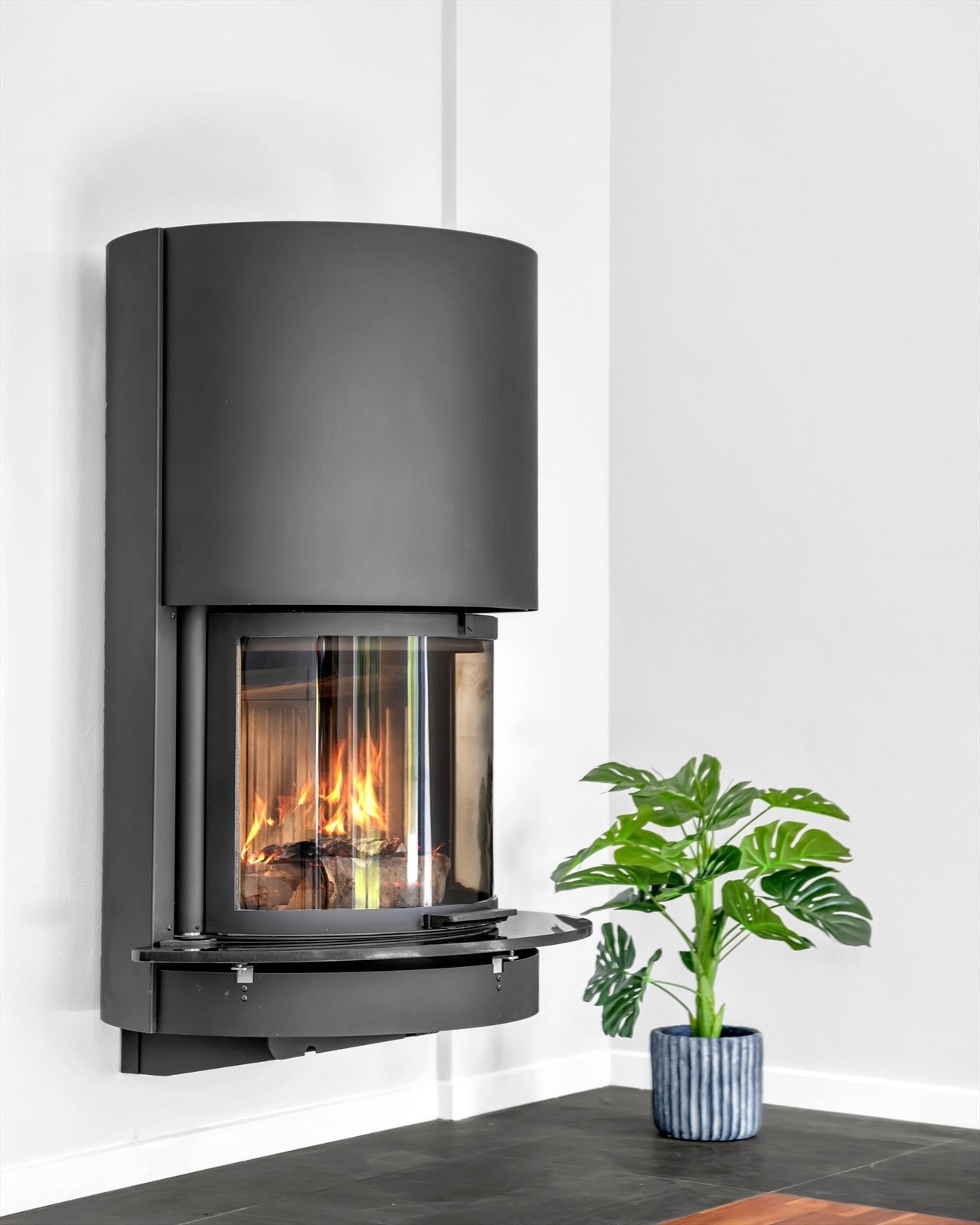 Peis i stuen som gir en hyggelig atmosfære på kaldere dager. Galleribilde