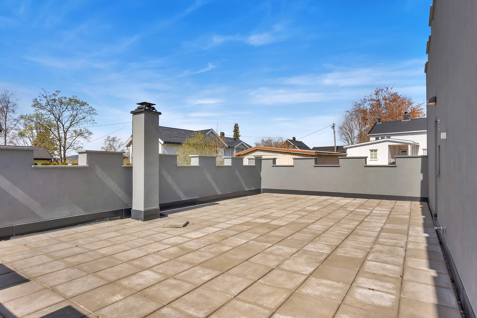 Her kan nydelige sommerdager og sene kvelder nytes. Gode solforhold store deler av dagen på sommertid. Galleribilde