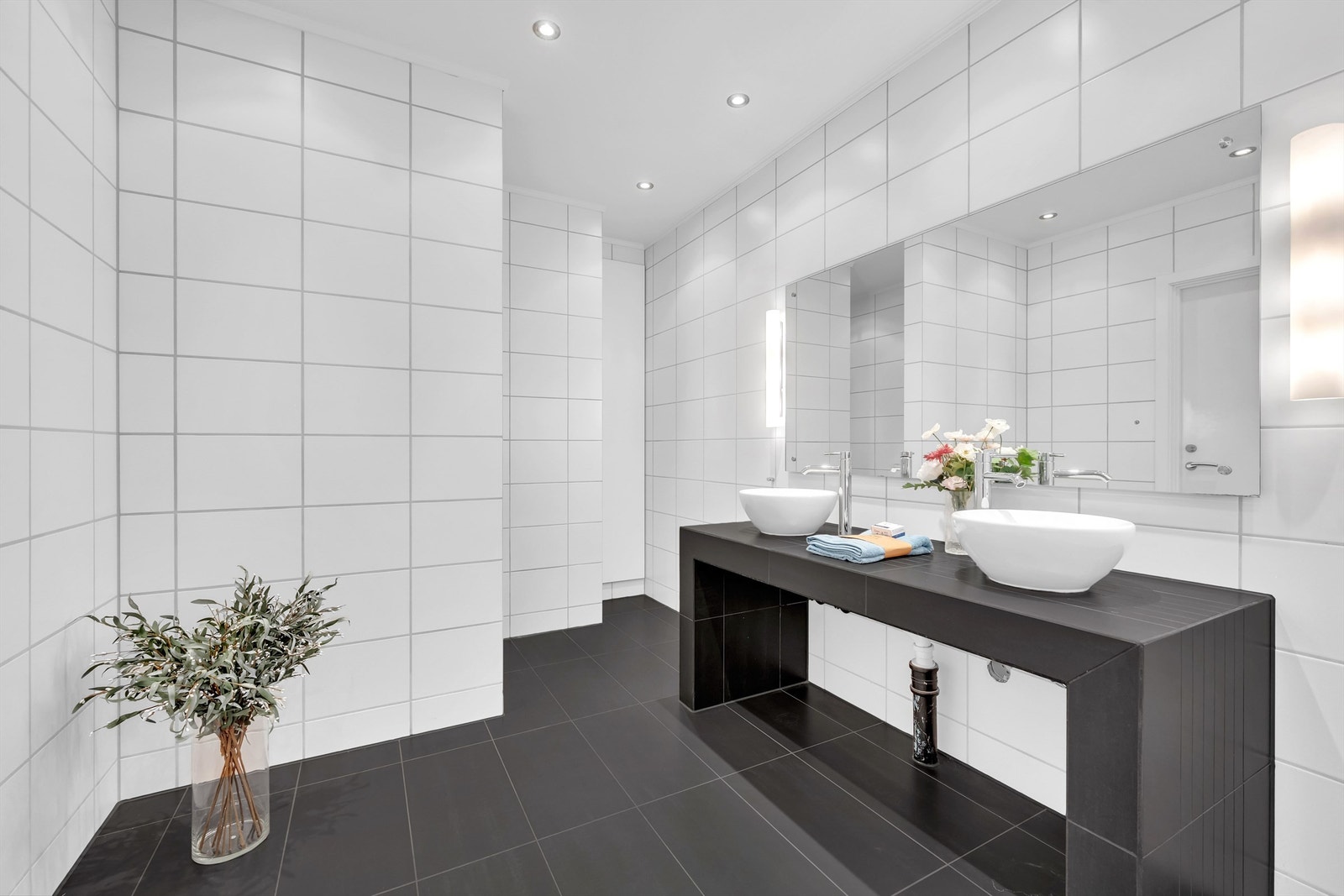 Flislagt gulv med varme, flislagte vegger, himling med malt slett flate og downlights. Galleribilde