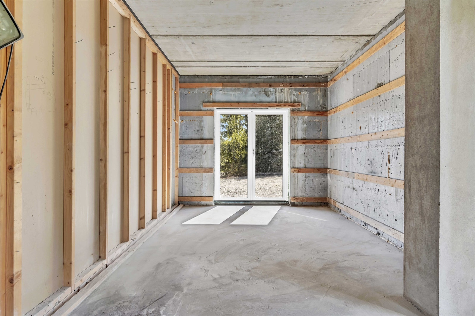 Det foreligger ikke midlertidig brukstillatelse eller ferdigattest for Poverudveien 18C (hybelleiligheten). Det foreligger godkjente byggetegninger. Galleribilde