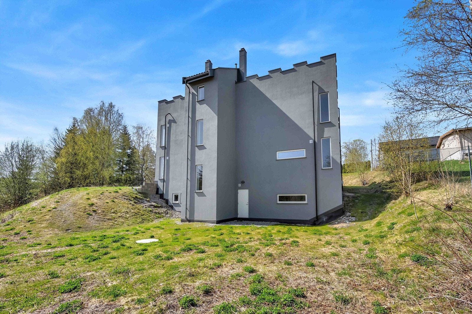 Stor tomt med mye potensialet. Galleribilde